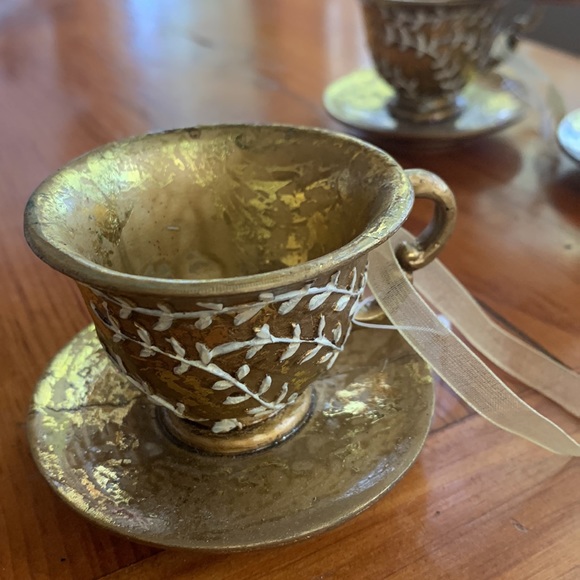 Holiday/Christmas ornaments set of four gold resin tea cups bnwt - Picture 2 of 3